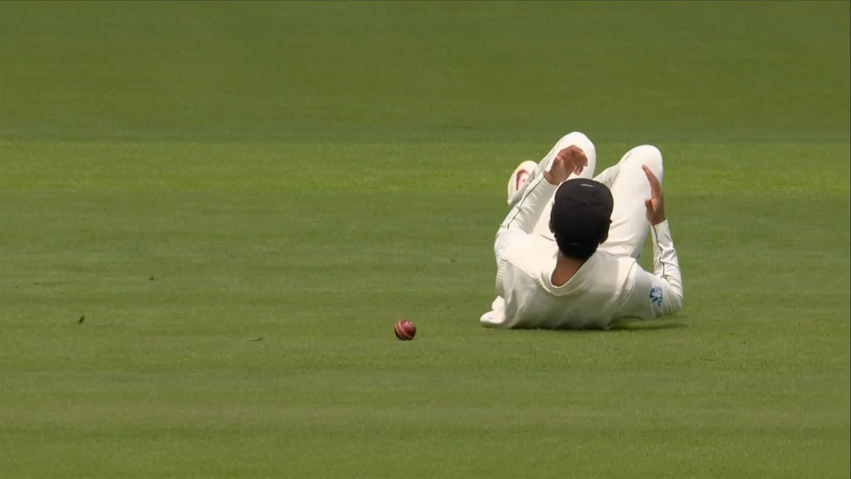 Ben Duckett breathes a huge sigh of relief as Rachin Ravindra puts him down at mid-wicket! 🫣