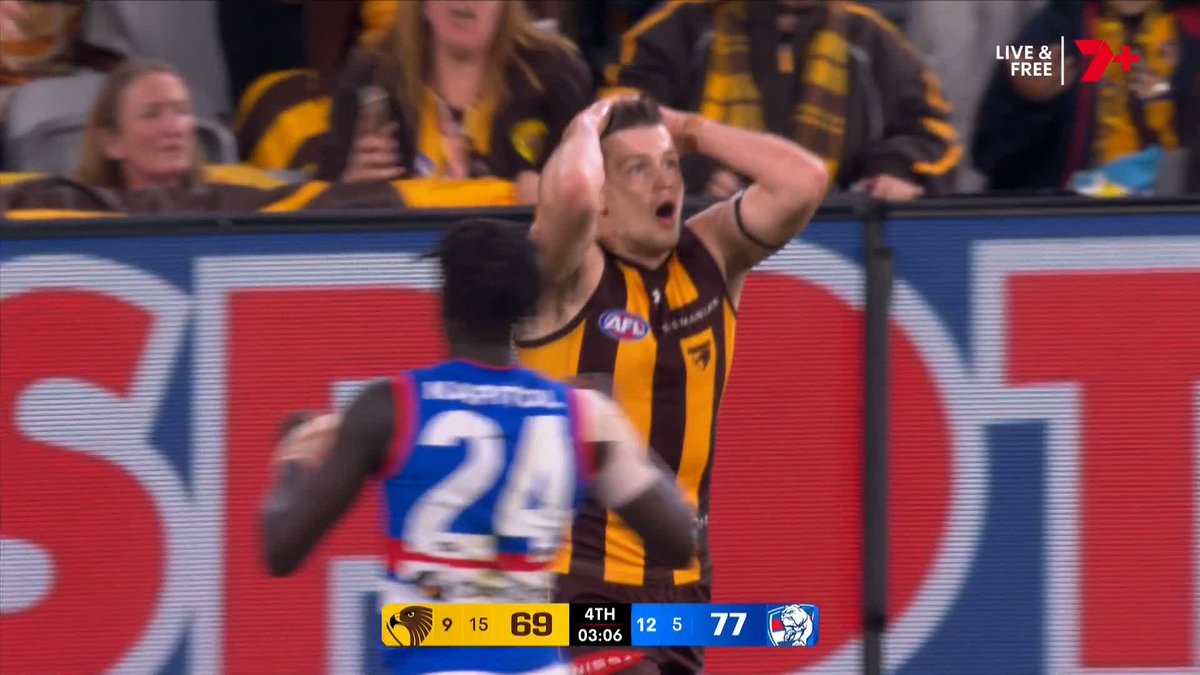 "It's line ball. I think he had it." 🗣️ Richo on this Mitch Lewis no-call | #AFLHawksDogs