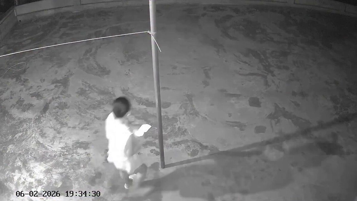 Cô gái cầm điện thoại đi ra chỗ cột sắt (chắc là cột phơi đồ) Cô gái ôm cột sắt định xem điện thoại Nhưng tại sao cô gái lại bị dính vào cột sắt, thoát ra không được Cô ấy đau đớn, kêu cứu có vẻ khó khăn 💀 chuyện gì đã xảy ra vậy mọi người ơi ?