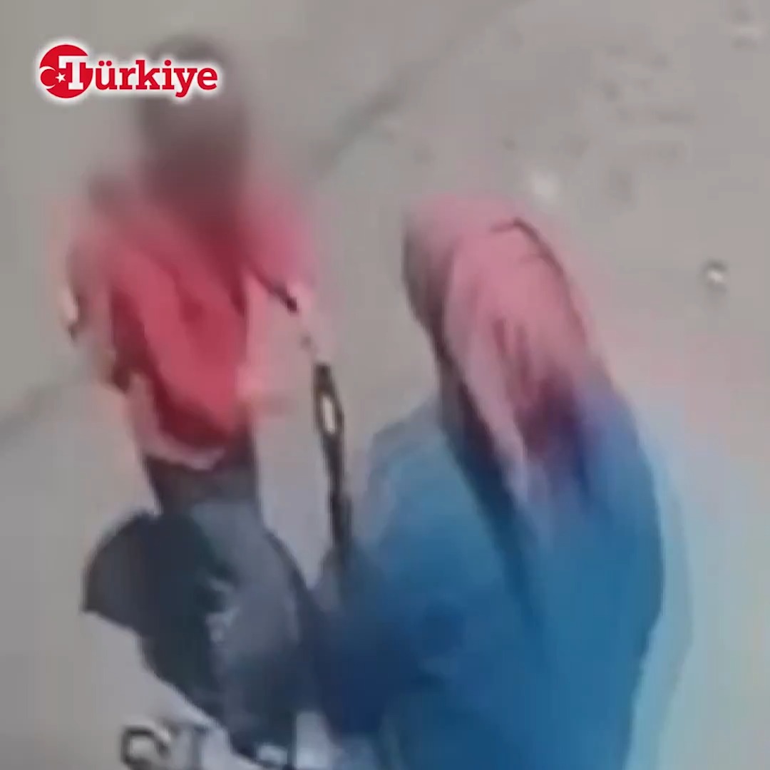 Van’da sokakta oyun oynayan 4 yaşındaki çocuk, bir kadının saldırısına uğradı. Saldırının ardından çocuğun yüzünde yaralanmalar meydana geldi.