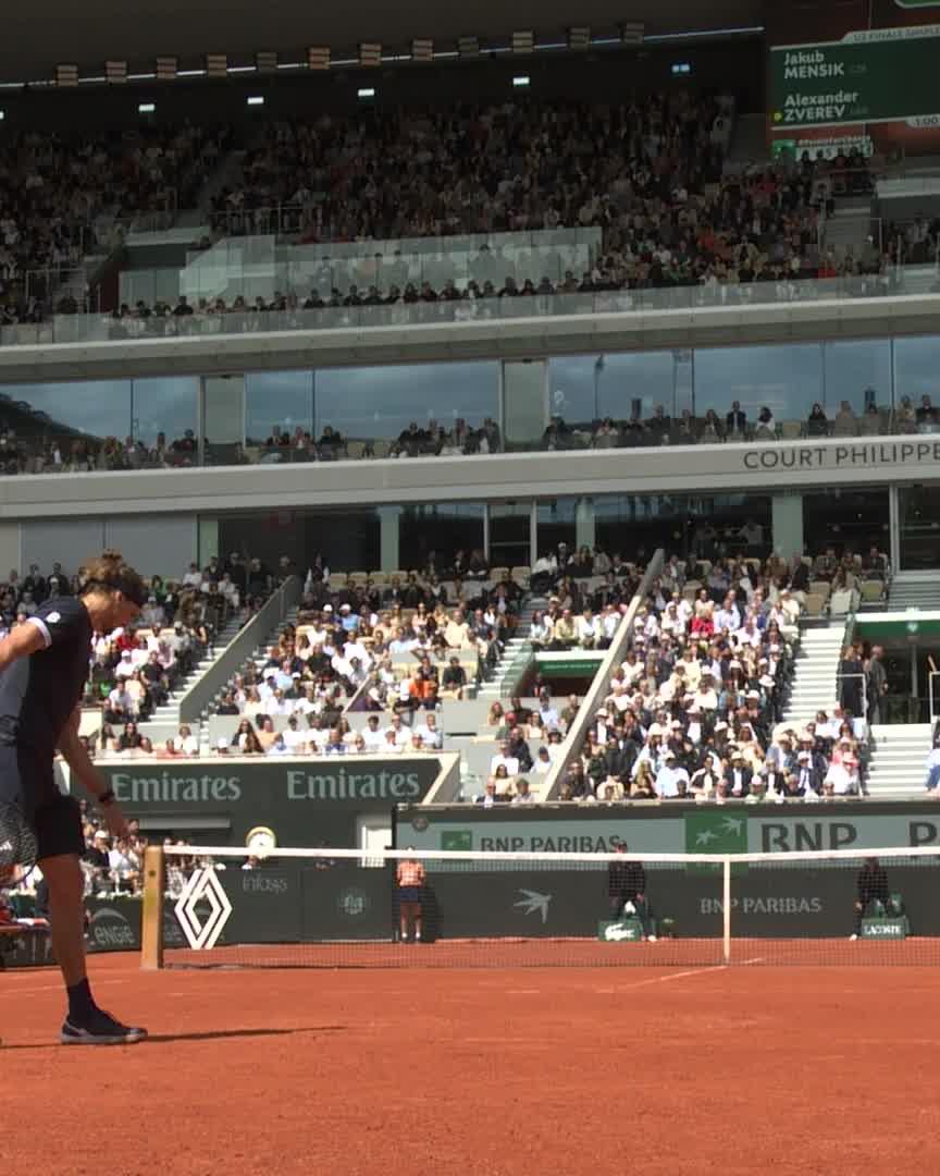 An ace to take the first set 💥 #RolandGarros