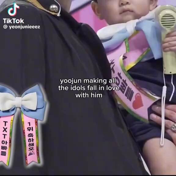 no wonder yoojun chose a microphone during his doljabi celebration This little star 🫳⭐️