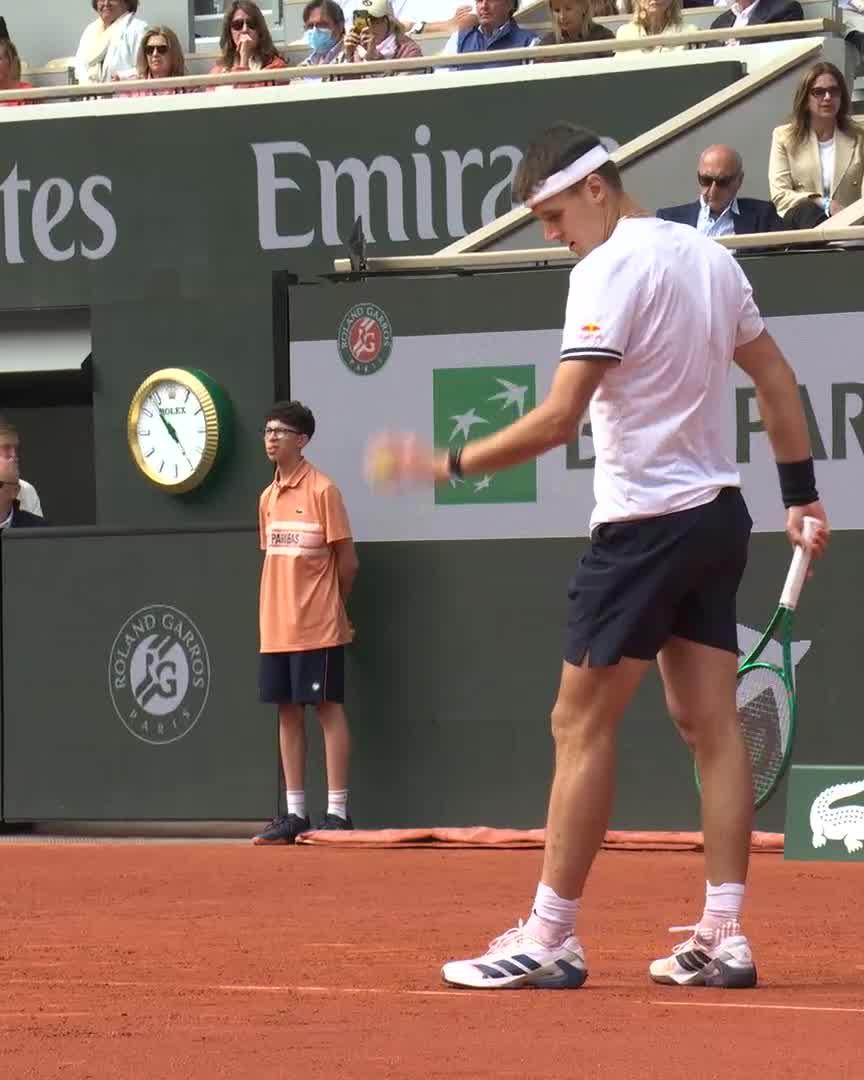 Mensik is not done yet 🗣️ Sends this match into a fourth set! #RolandGarros