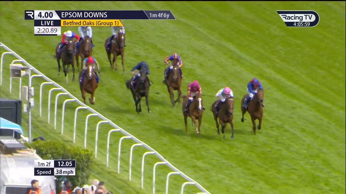 Wow. Wow. Wow! 😱 𝐓𝐡𝐮𝐧𝐝𝐞𝐫𝐢𝐧𝐠 𝐎𝐧 brilliantly wins the Betfred Oaks at Epsom 👑