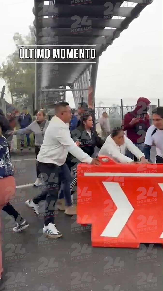 CIUDADANOS INTENTAN QUITAR A MANIFESTANTES EN TLALPAN Automovilistas que se encuentran atorados en el bloqueo de la autopista México-Cuernavaca, a la altura de Tlalpan, intentaron quitar a los manifestantes para poder pasar, generando una trifulca que pudo ser controlada a tiempo. El bloqueo está en ambos sentidos desde muy temprano este viernes.