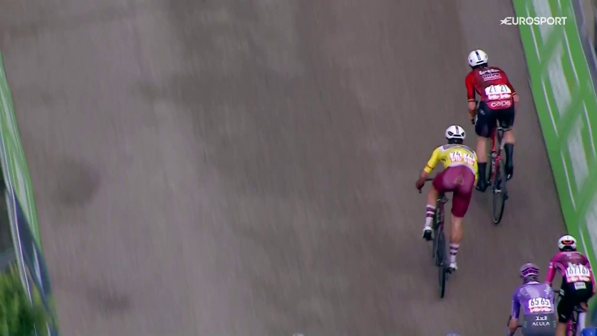 🚴🇧🇪 | Dit gebeurde er dus in de laatste bocht... #Tourdewallonie Wielrennen 👀 HBO Max