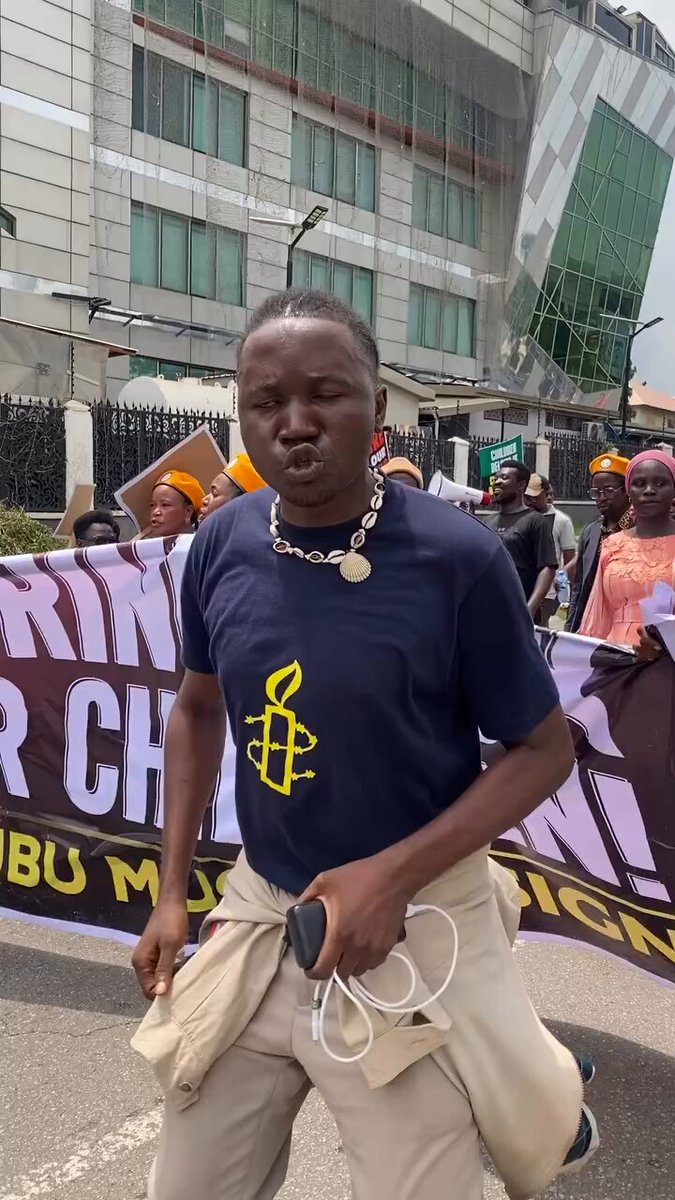 “tinubu is a criminal….suweeee, …..suwewe…….suweeeeeee” - Protesters asks for tinubu’s resignation amidst worsening insecurity.