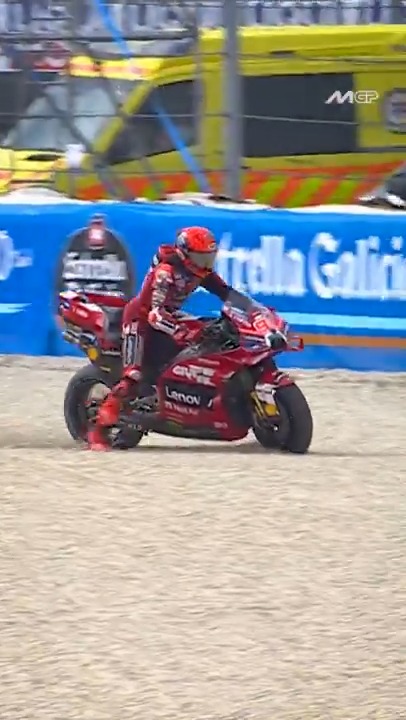 No matter how hard Marc Márquez braked, he finished in the gravel! 🫣 #HungarianGP 🇭🇺