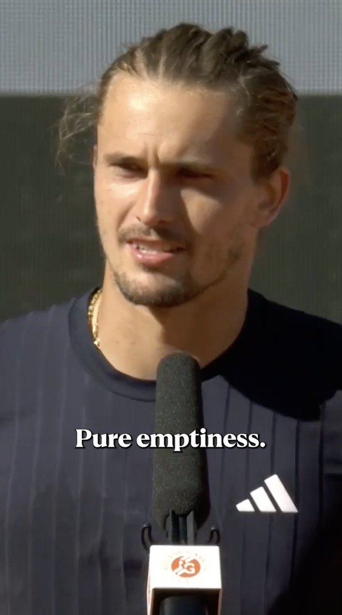 🙄 JAJAJA, ¿QUÉ FUE ESTA DECLARACIÓN DE ZVEREV? — ¿Qué piensas cuando sales a la cancha y anuncian tu nombre? — Un vacío absoluto. No tengo absolutamente nada en la cabeza. Para ser sincero, somos atletas. Es más fácil ser estúpido y no pensar demasiado
