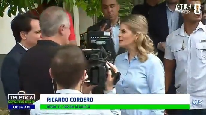La señora Presidente Laura Fernández llegando al CAR de Alajuelense