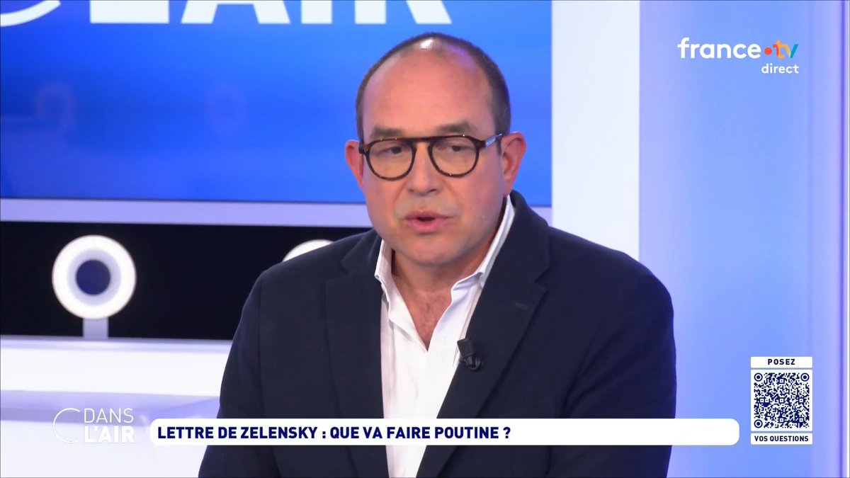 "C’est la première fois que V. Zelensky fait ce geste de cette manière-là. Il y a une forme de hauteur que V. Poutine lui n’a jamais quand il parle de V. Zelensky […] L’Ukraine marque des points dans la profondeur". Lucas Menget et Dominique Trinquand, dans #cdanslair