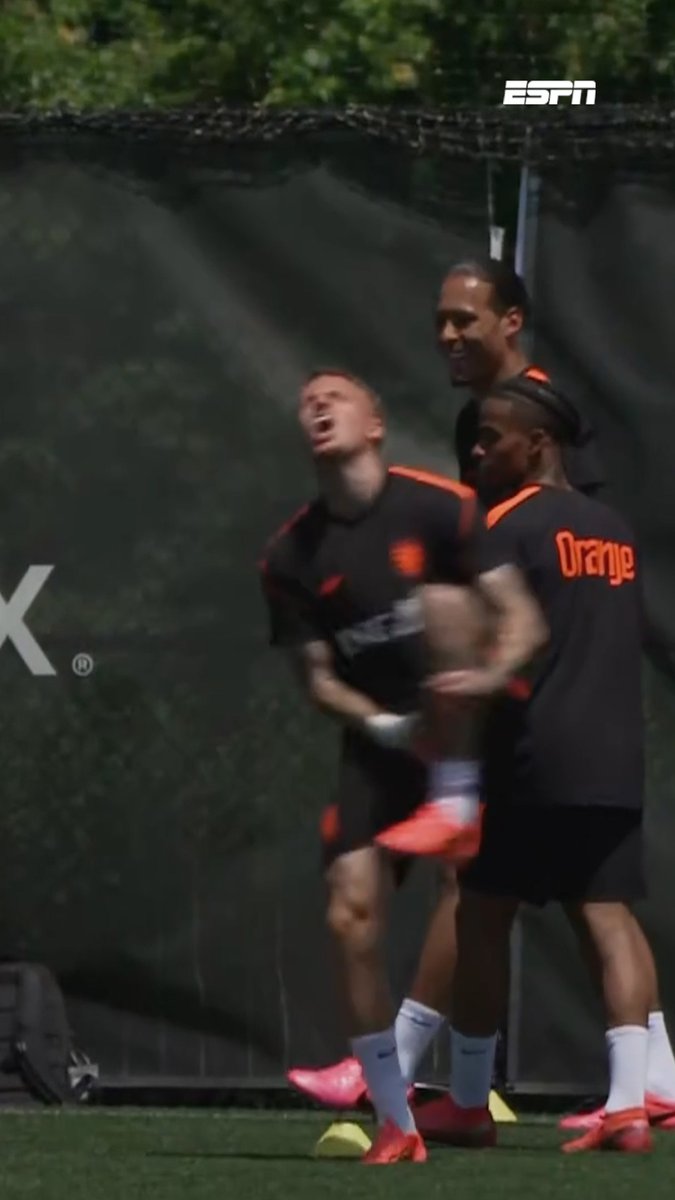 Rondo kan er soms fel aan toegaan… 😅 Memphis Depay 🦶💥 Noa Lang