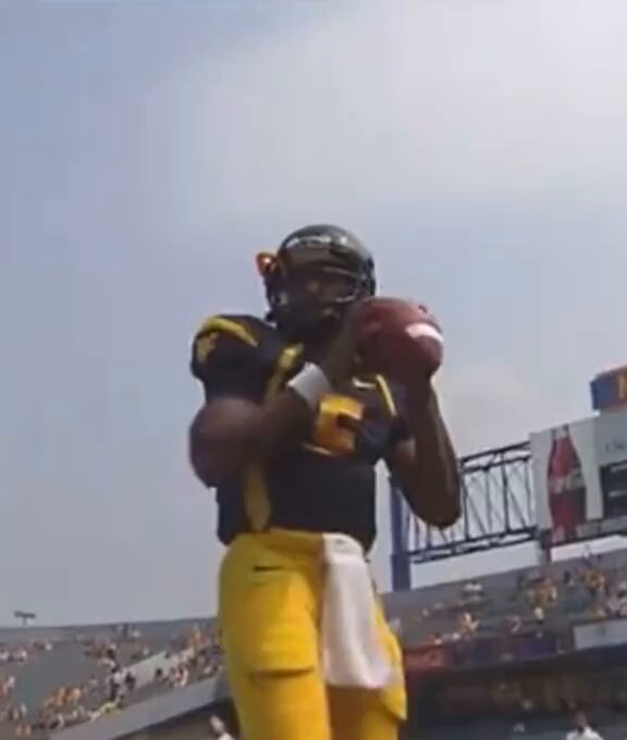 “DAD, HOW GOOD WAS QUARTERBACK PAT WHITE IN HIS PRIME AT WEST VIRGINIA…?” One of the most electrifying quarterbacks in college football history. 🐐