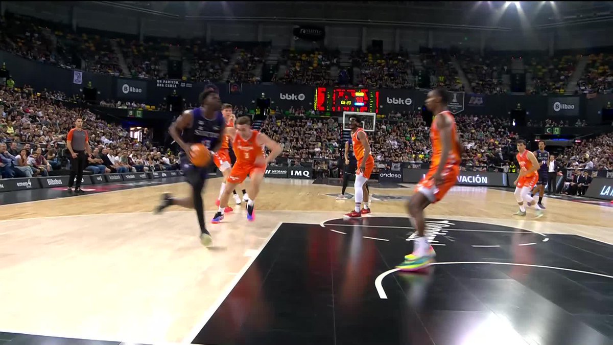 ✨ Increíble ovación a melwinw de todo Miribilla 📺 DAZN España | #PlayoffLigaEndesa | Surne Bilbao 😎