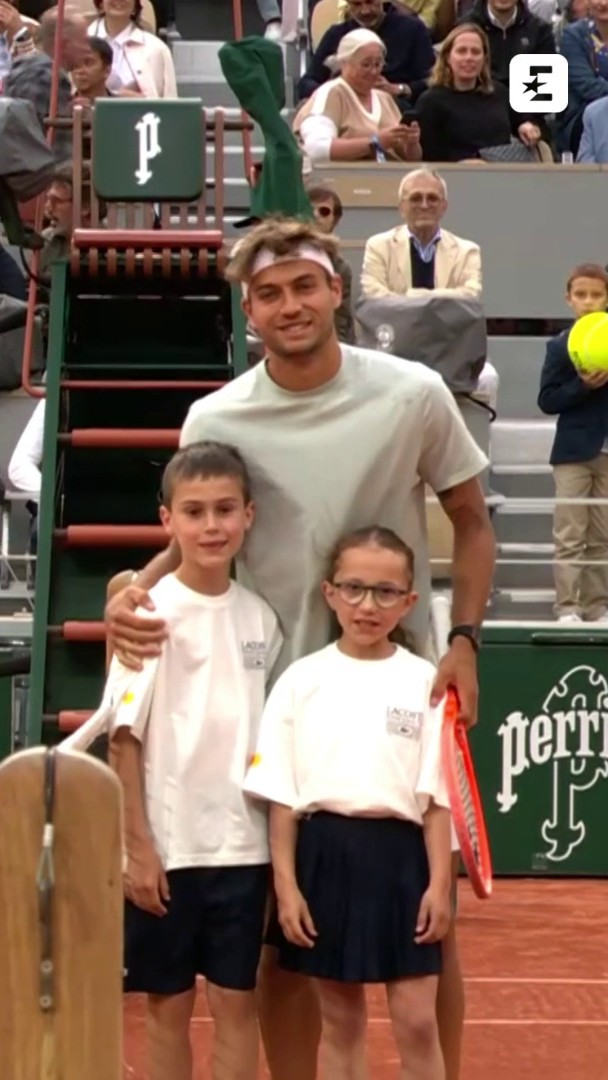 Un gesto bellissimo di Flavio 🥹🧡 Dopo il forfait di Arnaldi ha deciso di allenarsi sullo Chatrier davanti al pubblico che era accorso per gustarsi il derby. Ha dato anche ai due bimbi, che avrebbero dovuto accompagnare lui e Matteo, la possibilità di fare il loro ingresso in campo 🥰 #RolandGarros