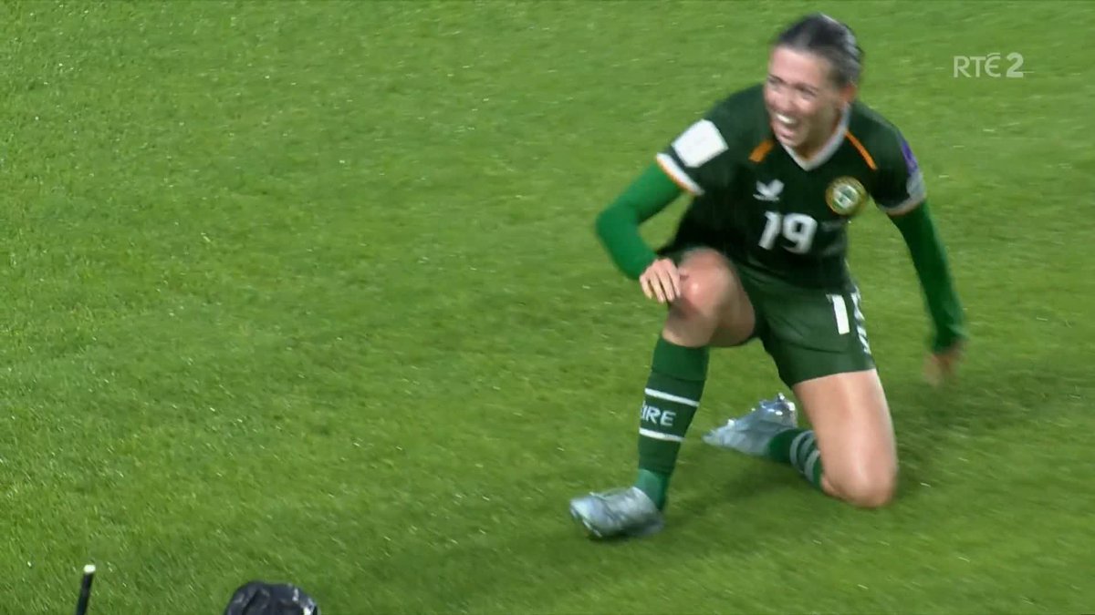 71 mins: IRELAND BACK IN FRONT - Abbie Larkin Early cross in and Larkin gets out in front of her marker to steer the ball home - 2-1 #rtesport #COYGIG FIFA Women's World Cup 📱 📺 📻