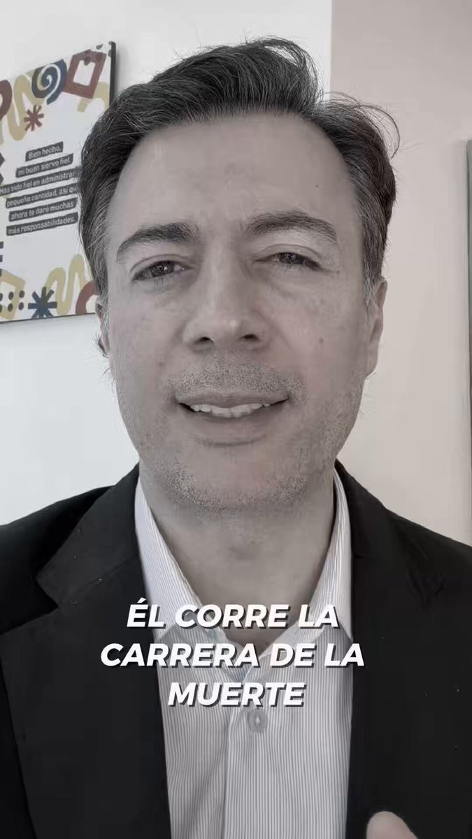 Un adulto mayor con movilidad reducida madruga desde las 4 de la mañana esperando que le entreguen su medicina. Él corre la carrera de la muerte. El que llega de último muere. No es el único. Miles de pacientes esperan meses para que les asignen una cita. Sin exámenes ni siquiera sabe que medicina necesitan. Sin tratamiento ni medicinas solo hay un destino. El mismo que trata de evitar el abuelo. No nos digamos mentiras. No hay EPS que lo esté haciendo bien. Ni intervenidas ni no intervenidas. El problema es estructural. He emitido medidas cautelares y sanciones contra muchas de esas EPS. Sin embargo, la mayor sanción debe ser para quienes desde el Congreso no han dejado que esto cambie. Que se mantenga un modelo corrupto e inhumano. La salud es hoy un negocio de beneficios inversamente proporcionales a la atención prestada, a la medicina dispensada, a la dignidad humana. Sobre este adulto mayor, he ordenado a la EPS, como debe ser, que su medicina sea enviada a su casa. Una pequeña carrera ganada. Una pequeña victoria de la vida sobre muerte. Sin embargo, estoy aquí para que el triunfo sea el de millones. Podemos hacerlo.
