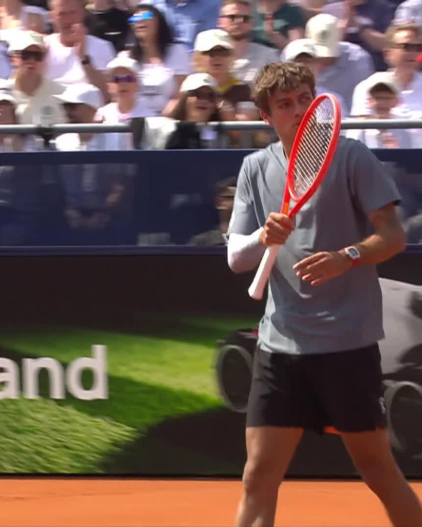 ojito que Cobolli ya eliminó a Alexander Zverev en Múnich eh… Doble 6-3 Cuidado el domingo… que entre lo crecido y fresco que viene Flavio Cobolli y lo que se achica Zverev en los momentos importantes puede haber partido. Qué pensáis?? Os leo.