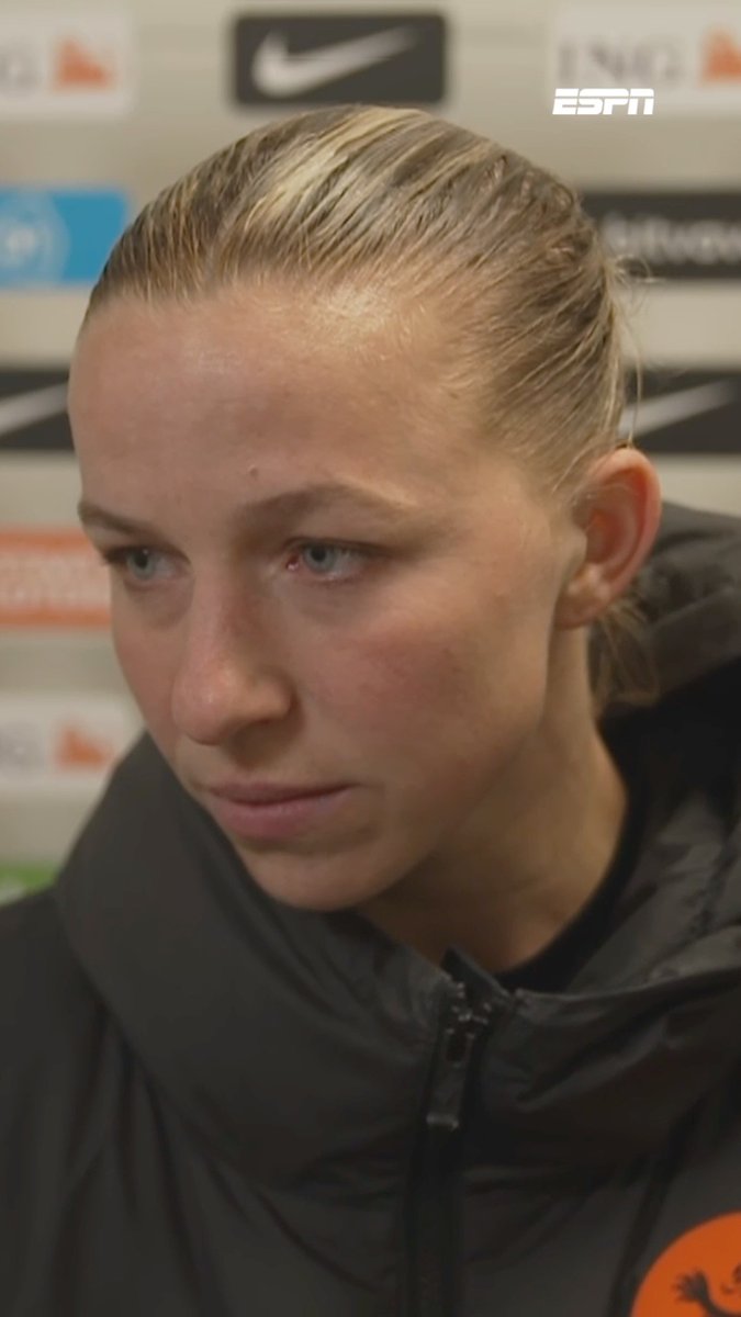 Jackie Groenen is zeer fel over de nieuwe FIFA-regel. 🅿️ 69' Groenen krijgt penalty na trap tegen enkel ⏱️ 70' Groenen moet één minuut het veld verlaten 🇳🇱 70' Janssen benut penalty 🇮🇪 71' Ierland profiteert van overtal en scoort meteen