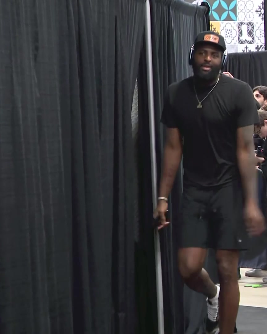 FRIDAY NIGHT KNICKS. The squad arrives at the Frost Bank Center for Game 2 of the NBA Finals 💪
