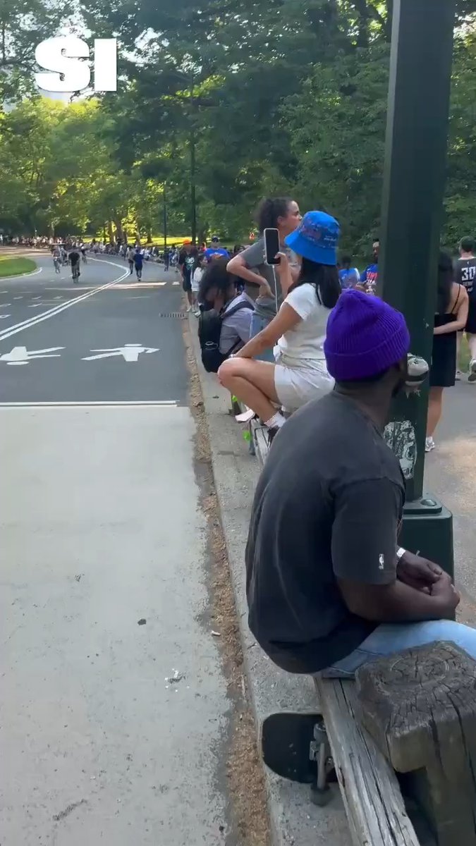 The line for the Knicks watch party in Central Park 🤯