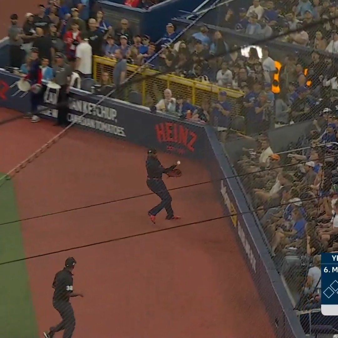 You're a wizard, Vladdy 😮 Vladimir Guerrero Jr. with a bobbling, barehanded catch!