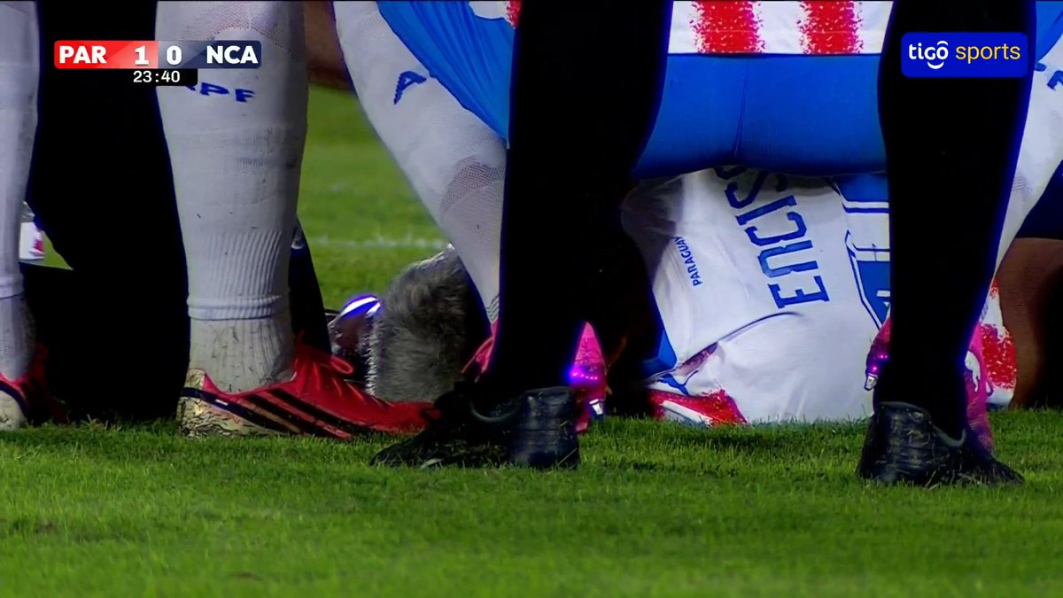 GENERA PREOCUPACIÓN 😰A los 24 minutos del partido contra Nicaragua, Julio César Enciso se retiró lesionado y llorando, dejando al Defensores del Chaco en silencio. 😓Esto, a una semana del debut de la Albirroja en el Mundial de Norteamérica 2026. #ConTigoAlbirroja