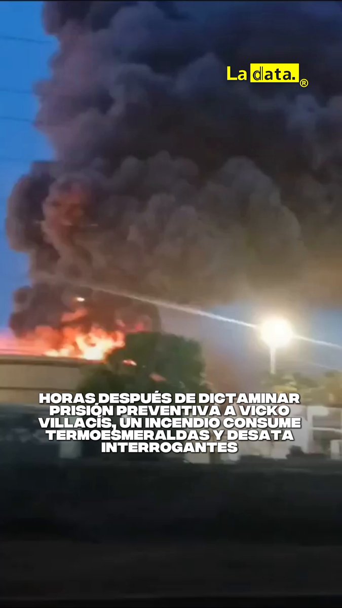 #Tendencia Horas después de dictaminar prisión preventiva a Vicko Villacís, un incendio consume Termoesmeraldas y desata interrogantes La situación en Esmeraldas vuelve a encender las alarmas. Apenas horas después de que un juez dictara prisión preventiva para Vicko Villacís y ordenara su traslado a la cárcel de Latacunga, un incendio de grandes proporciones se registra en las instalaciones de Termoesmeraldas, una infraestructura estratégica para el sistema eléctrico del país. La coincidencia resulta inevitablemente llamativa, especialmente porque tras la detención del alcalde salieron a la luz chats que, según harían referencia a presuntos planes relacionados con afectar esta central termoeléctrica anteriormente. Ahora, mientras las llamas consumen parte de la planta y los equipos de emergencia intentan controlar la situación, crecen las interrogantes sobre las verdaderas causas del siniestro. La Data👈 #ladata #TendenciaPolítica #VickoVillacis #Esmeraldas