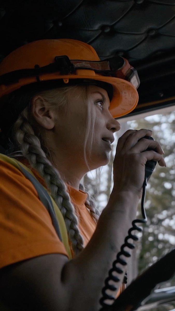 Alicia races against the clock and gets hit with an obstacle in the road 🚛🪵 How damaging will this setback be? A new episode of #TheLastWoodsmen starts now on Discovery!
