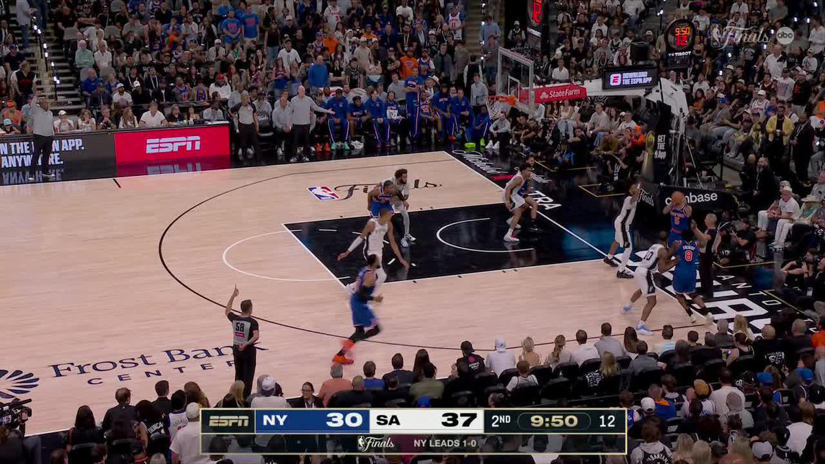 Karl-Anthony Towns going right at Wemby 😳