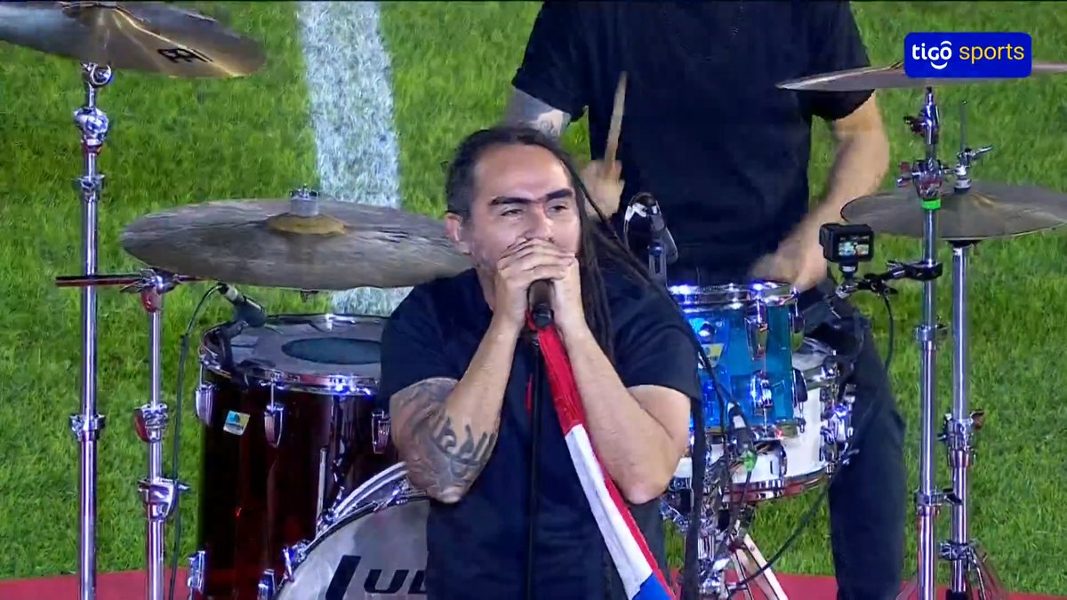 🎶🇵🇾¡SIGO AQUÍ ALENTANDO! 🎤Al ritmo de la banda Flou, así fue el show del mediotiempo. #VamosParaguay #ConTigoAlbirroja