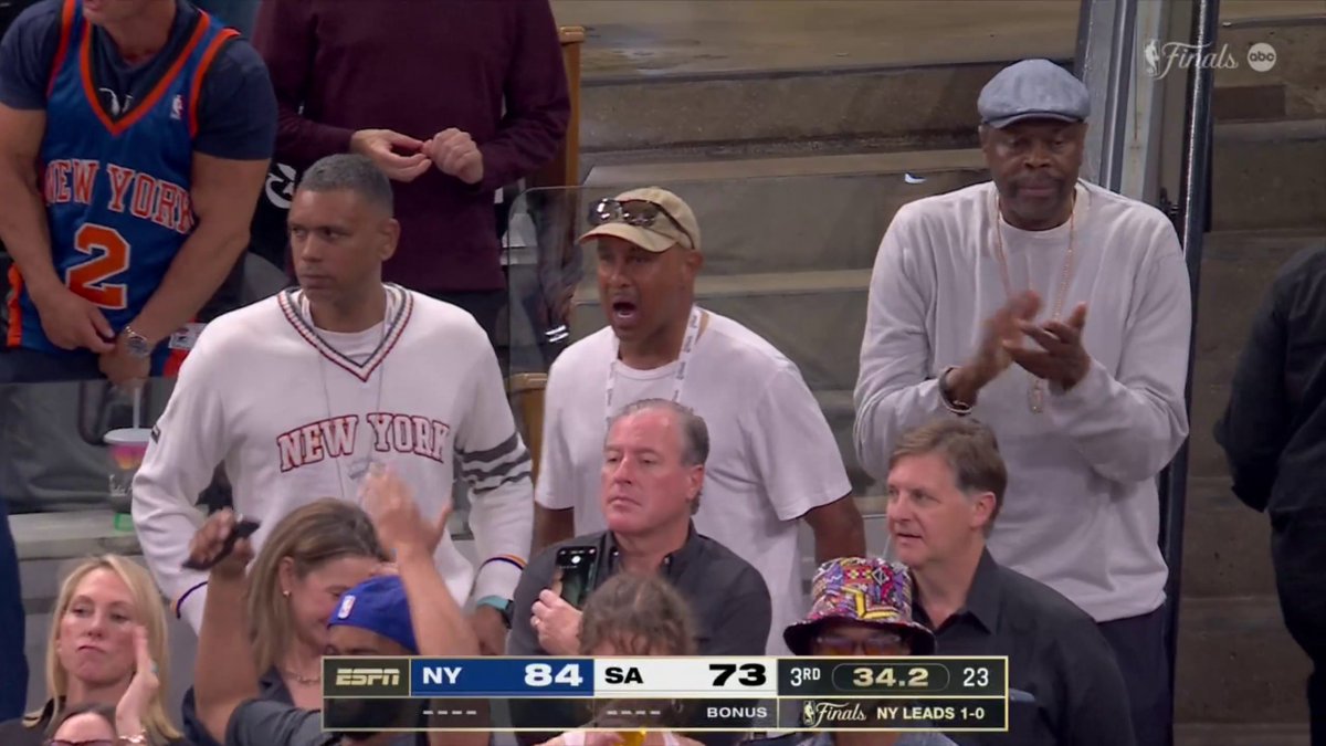 Mitchell Robinson caught the lob OVER WEMBY 😳 Knicks legends loving New York's 9-point lead going into the 4th 🔥