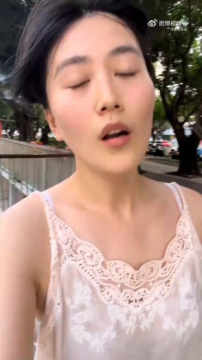 女子吐槽：我觉得我今天穿着没有任何问题，却被一些40多岁的老男人“男凝”