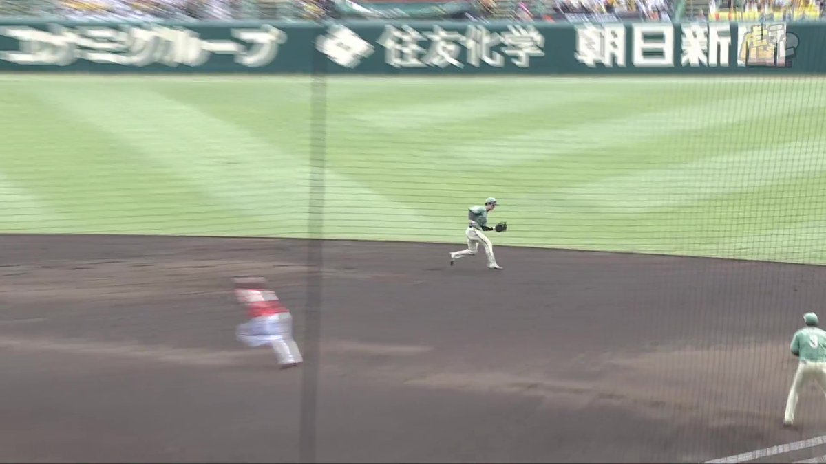 4回表、中野選手が素早いスローイングを見せランナーの進塁を許さない!
