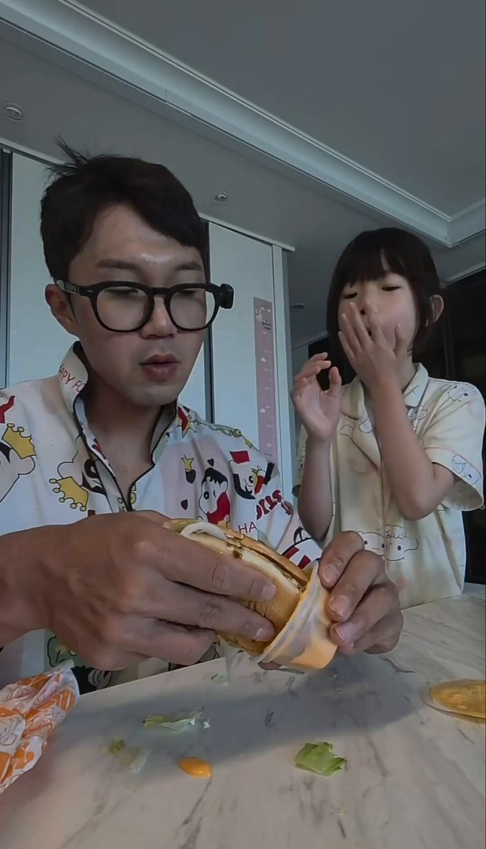 초등학생도 맞추는 문제 "반장선거를 했는데, 투표용지가 부족하면" 먹방 유튜버 질문에 초등학생 아이도 아는 간단한 문제 "다시 투표 해야지"