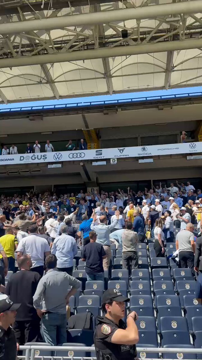 Fenerbahçe olağanüstü seçimli genel kurulunda kısa süreli gerginlik yaşandı. 📹 Selin Kocatürk