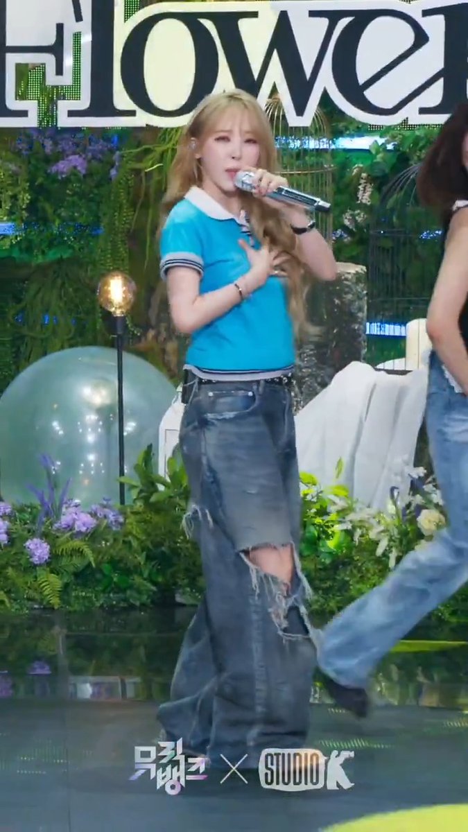 moonbyul: H- choreographer: ok so the footwork goes like this