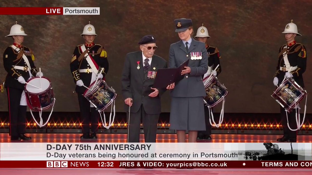 💬 “You never forget your comrades, because we're all in it together" 🌺 John Jenkins MBE speaking at #DDay75 remembered feeling "terrified" as he landed on Gold Beach, saying "we must never forget" #DDay #DDay82 #LestWeForget