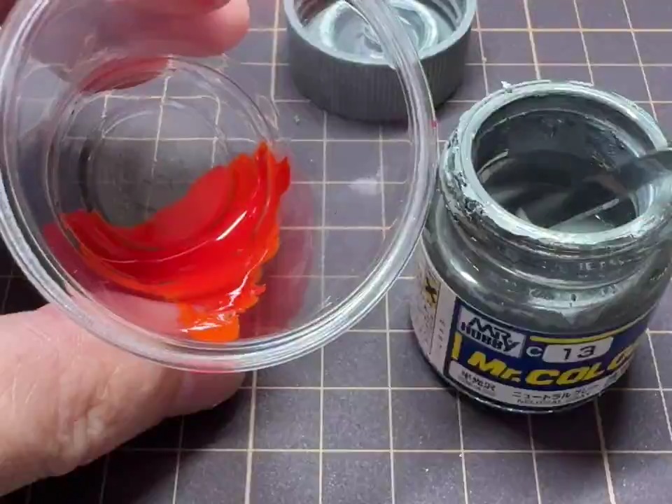 紙コップ調色の話題ですが、なんとなく紙繊維が混入しそうな気がして僕は使ってません😅 代わりにセリアのプラカップ使ってます。透明なので断然調色しやすいです! #鉄道模型 #プラモデル