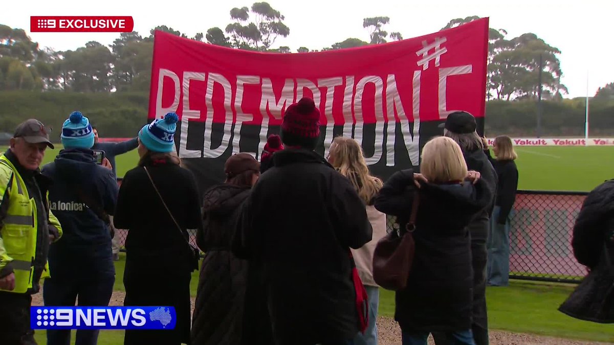 Essendon superfans have staged a James Hird rally outside the club, hoping to build momentum for an extraordinary coaching comeback. #9News