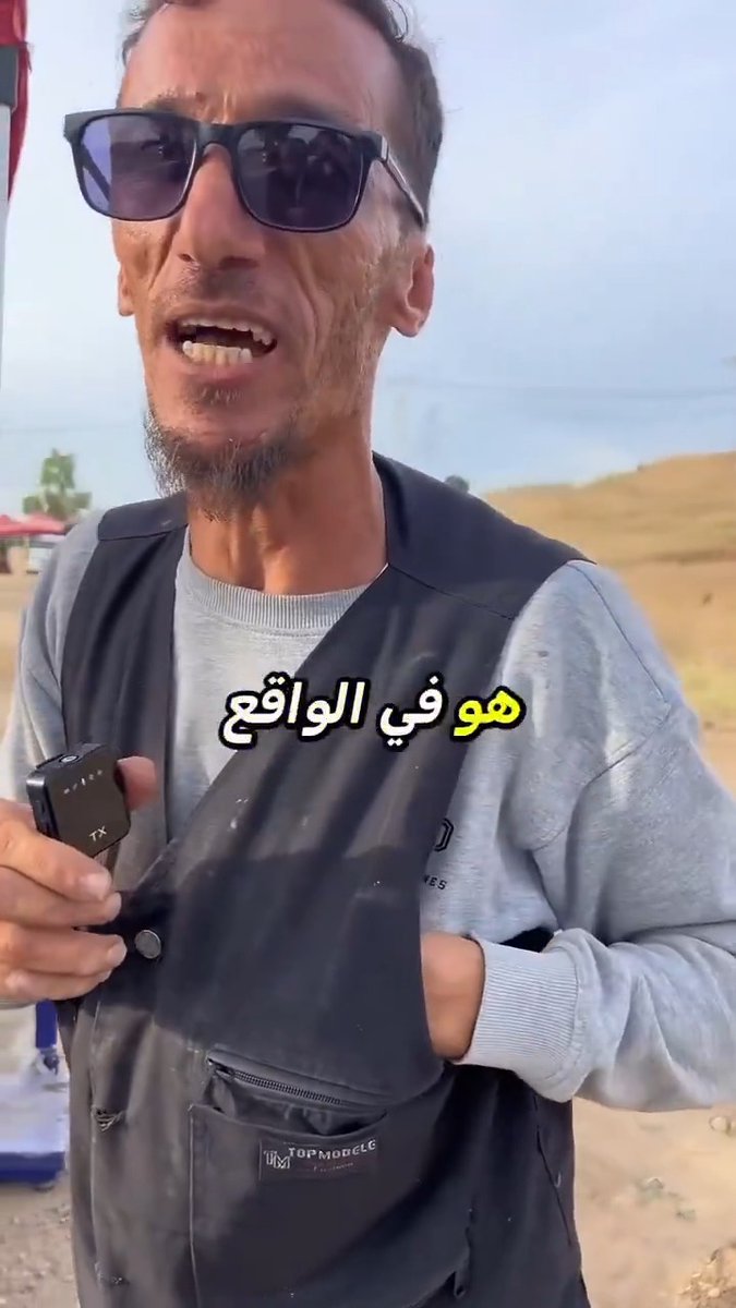 صنع شاب جزائري من ولاية الشلف يكسب قوته اليومي من بيع فاكهة البطيخ الأحمر (الدلاع) الحدث على منصات التواصل الاجتماعي بفضل طلاقته المذهلة في التحدث باللغة الإنجليزية، ونطقه السليم الخالي من الأخطاء وكأنه مواطن أمريكي نشأ هناك. بدأت القصة عندما صادف أستاذ متخصص في اللغة الإنجليزية هذا الشاب صدفة أثناء توجهه لشراء الدلاع، وبمجرد بدء الحوار بينهما، تفاجأ الأستاذ بمستوى الشاب العالي وقدرته المبهرة على التعبير بطلاقة لا توصف، مما جعله يوثق هذا التميز الذي يثبت أن الموهبة والذكاء لا يحدهما نوع العمل أو الظروف. الشاب يتحدث اللغة الإنجليزية سليمة تماماً وبلكنة أمريكية مثالية لا تُوصف 🇩🇿❤