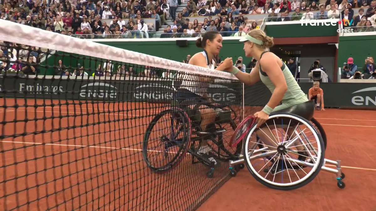 #RolandGarros | 🇫🇷 Ksénia Chasteau s'incline en finale 🎾 La Française laisse filer le titre à Diede de Groot (6-1, 6-0) mais quel parcours de la jeune joueuse, qui disputait sa première finale en Grand Chelem à seulement 20 ans ! 📺 Le direct :