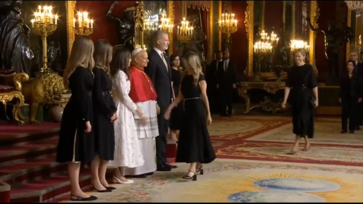Milagro en la Moncloa!!! El Gobierno desfila ante el PAPA, para rendir honores a la Iglesia!!. Y yo que pensaba, que todos estos eran Ateos. Supongo que con tanta corrupción necesitaban una absolución rápida y en packs descuento!!🤣🤣🤣🤣🤣