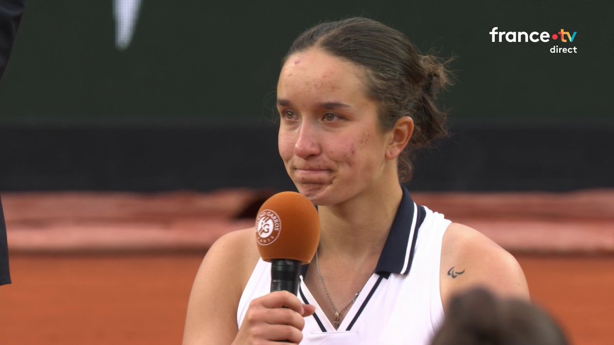 #RolandGarros | 🥹 L'émotion de Ksénia Chasteau après sa défaite en finale : "Même si j'ai perdu, ça restera un souvenir gravé, de jouer ici devant autant de monde", souligne la Française, qui a aussi un joli mot pour son adversaire. 📺 Le direct :