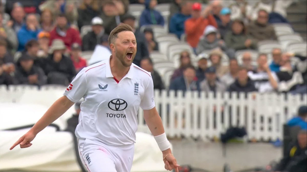 Ollie Robinson lasers in on Rachin Ravindra's off stump and takes the first wicket of the third day! 🔥