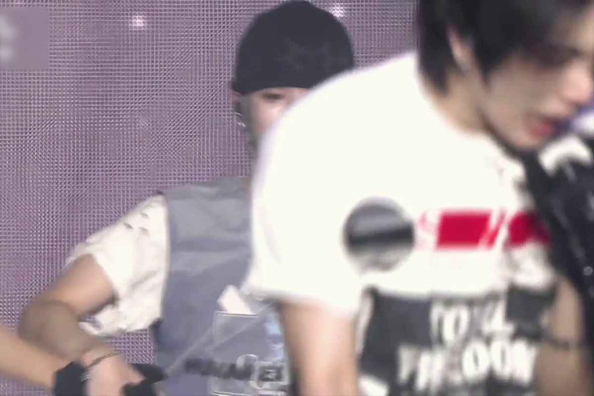 riwoo bringing jaehyun over to do the group hug in slgsts ILLL CRRYY MY FAMILY 😭😭😭😭