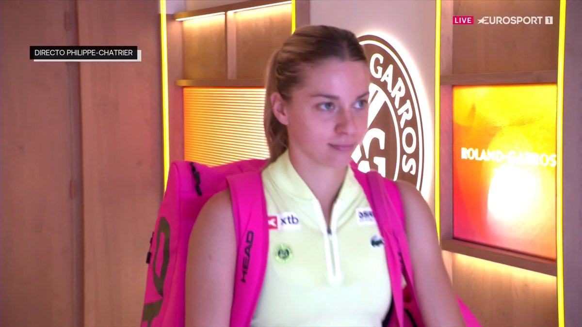Con ustedes, la gran revelación de #RolandGarros y de todo 2026 Maja Chwalinska entra en la Chatrier para disputar toda una final de #RolandGarros