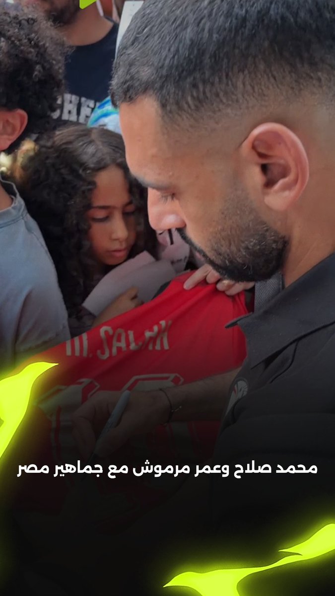 Mo Salah was signing autographs but stopped to check on a young fan who was getting pushed around! Mo is top on and off the pitch 👏