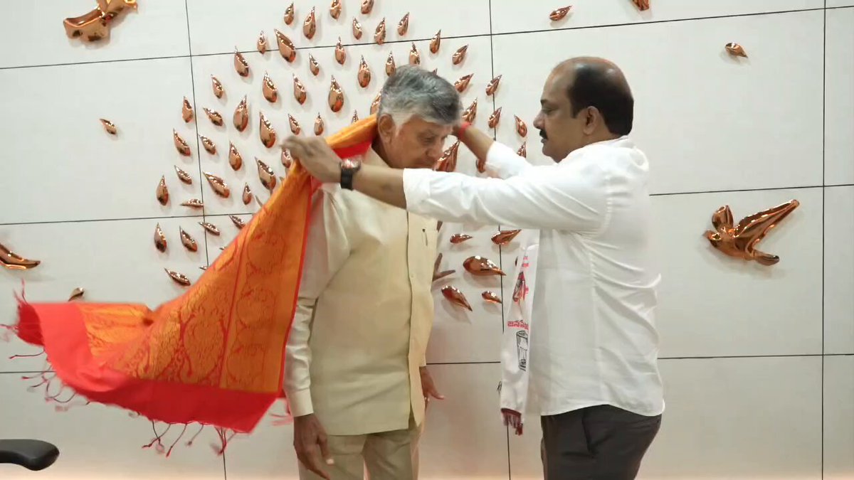 🚨 breaking news🚨 సీఎం క్యాంప్ కార్యాలయంలో సీఎం చంద్రబాబు గారిని జనసేన రాజ్యసభ అభ్యర్ధి లింగమనేని రమేష్ మర్యాదపూర్వకంగా కలిశారు. కూటమి తరపున రాజ్యసభ అభ్యర్ధిగా ఎంపిక చేసినందుకు సీఎంకు ధన్యవాదాలు తెలిపారు. ముఖ్యమంత్రిని కలిసిన వారిలో కాకినాడ ఎంపీ ఉదయ్ శ్రీనివాస్, ఎమ్మెల్యే బుద్ధప్రసాద్, ఎమ్మెల్సీ హరిప్రసాద్, పోలీస్ హౌసింగ్ కార్పొరేషన్ ఛైర్మన్ శ్రీనివాస్ ఉన్నారు.