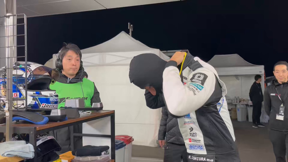 石浦選手が準備中👀 ...の 目の前で、何やら美味しそうなものを食べてみせる豊田大輔選手🤣🤣 大嶋選手とドライバーチェンジして コースインしていきました🚗³₃ #富士24時間 #スーパー耐久 #TGRR